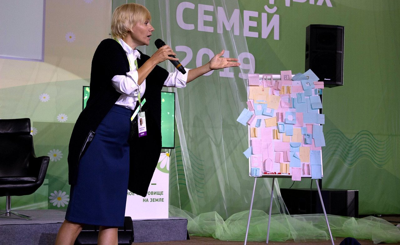 Наталья Барложецкая выступает с микрофоном на форуме